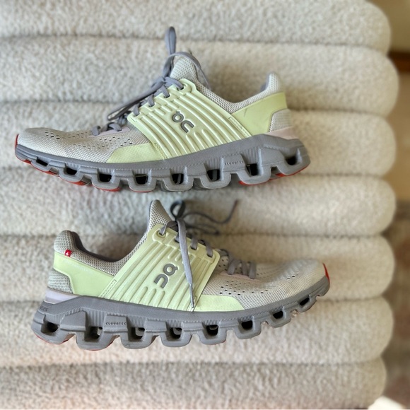 Cute and comfortable running/walking shoes !! - Picture 3 of 4